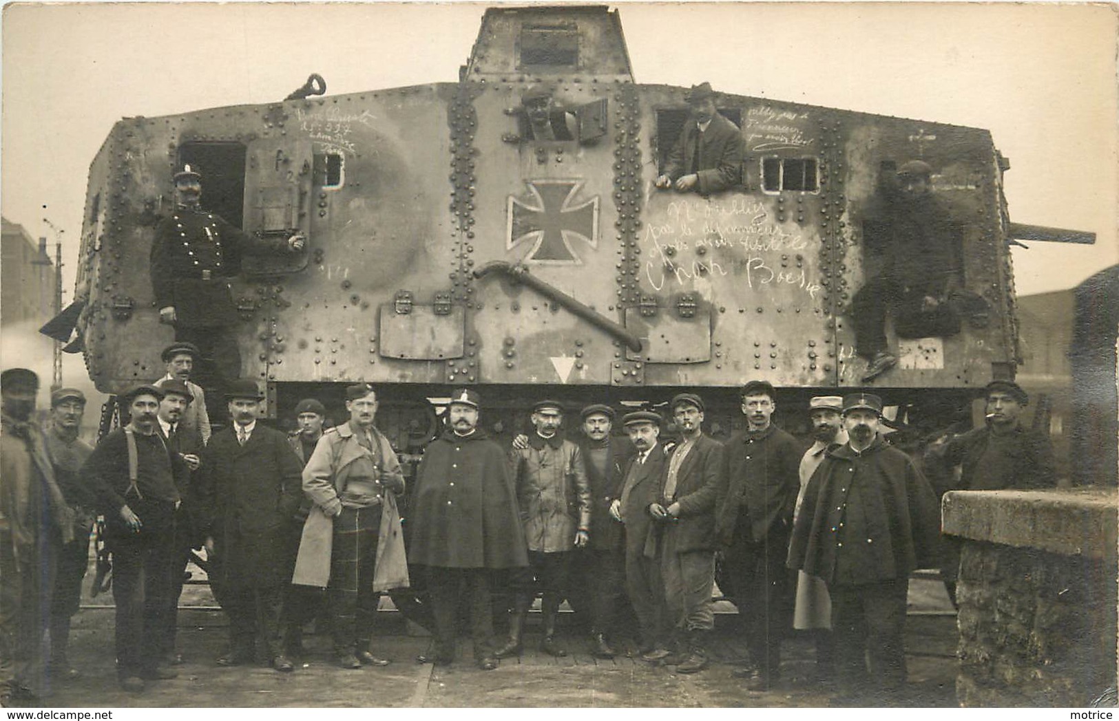 CHAR ASSAUT ALLEMAND " EIFRIDE" CAPTURE PAR L’ARMÉE FRANÇAISE -OCT 1918- EXPOSE A PARIS (carte Photo) - Guerre 1914-18