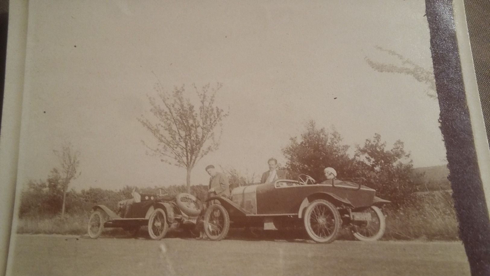Ancienne Photo De Deux Voitures Anciennes A Identifier : 1914 . - Automobiles