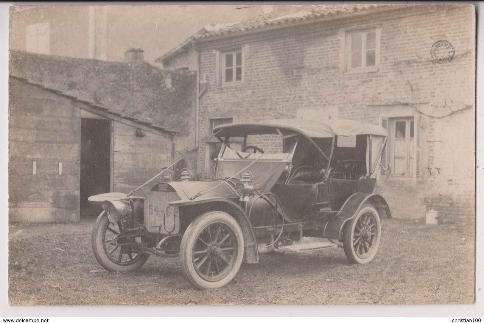 CARTE PHOTO D'UN VEHICULE AUTOMOBILE - VOITURE - SUR LE RADIATEUR NUMERO 54 C2 - 2 SCANS - - PKW