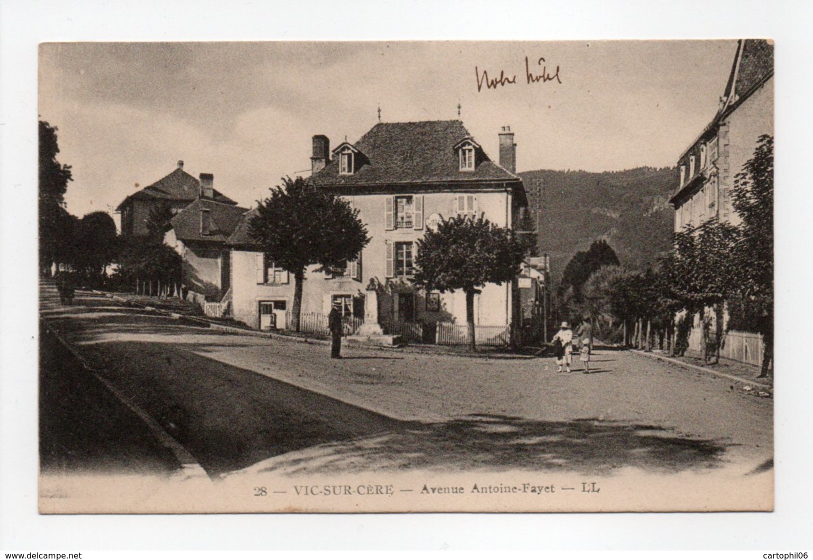 - CPA VIC-SUR-CÈRE (15) - Avenue Antoine-Fayet - Editions Lévy N° 28 - - Autres & Non Classés