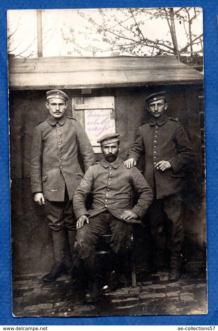 Carte Photo  - Soldats Allemands Devant Un Abris - Guerre 1914-18