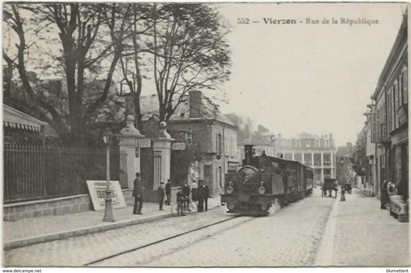 CPA 552 - Chemin De Fer Train Rue De La République VIERZON 18 - Vierzon