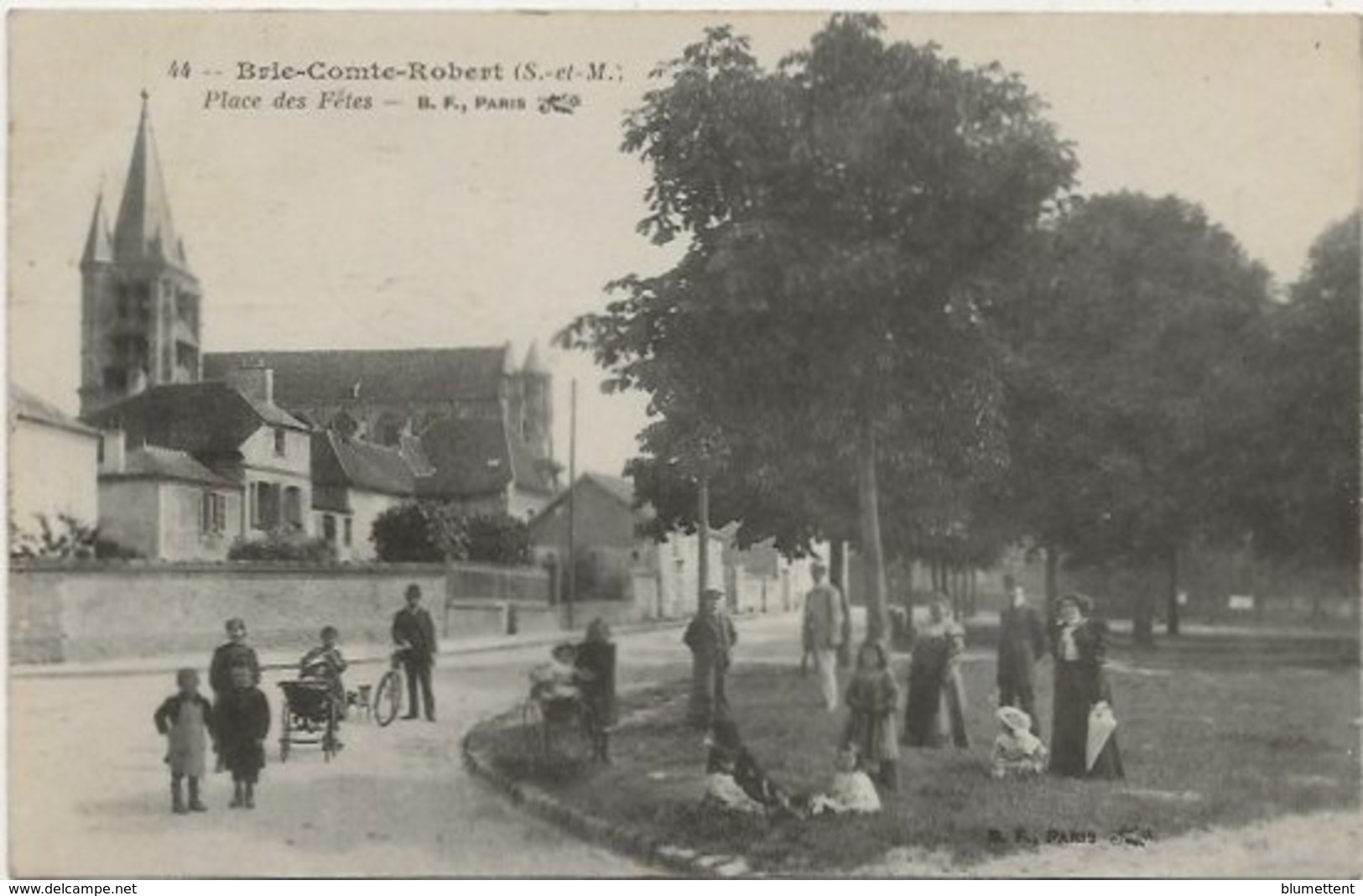 CPA 44 - Place Des Fêtes BRIE-COMTE-ROBERT 77 - Brie Comte Robert