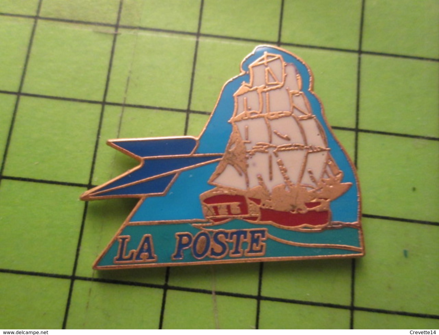 810h Pin's Pins / Beau Et Rare / THEME BATEAUX : TROIS MATS LA POSTE .... Je Comprends Mieux La Vitesse Du Courrier ! - Boats