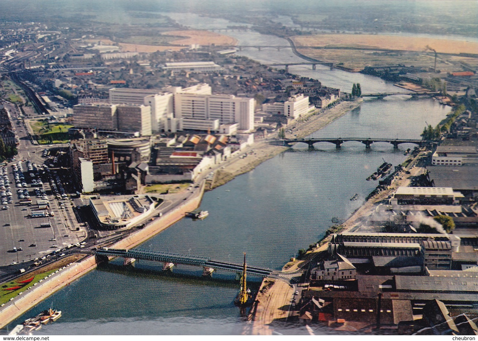 44. NANTES. VUE AÉRIENNE. LES PONTS SUR LA LOIRE - Nantes