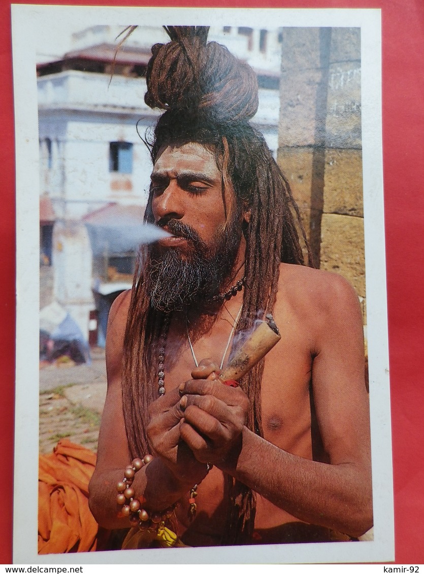 Népal  Visages   Un Sadhu Planant - Népal