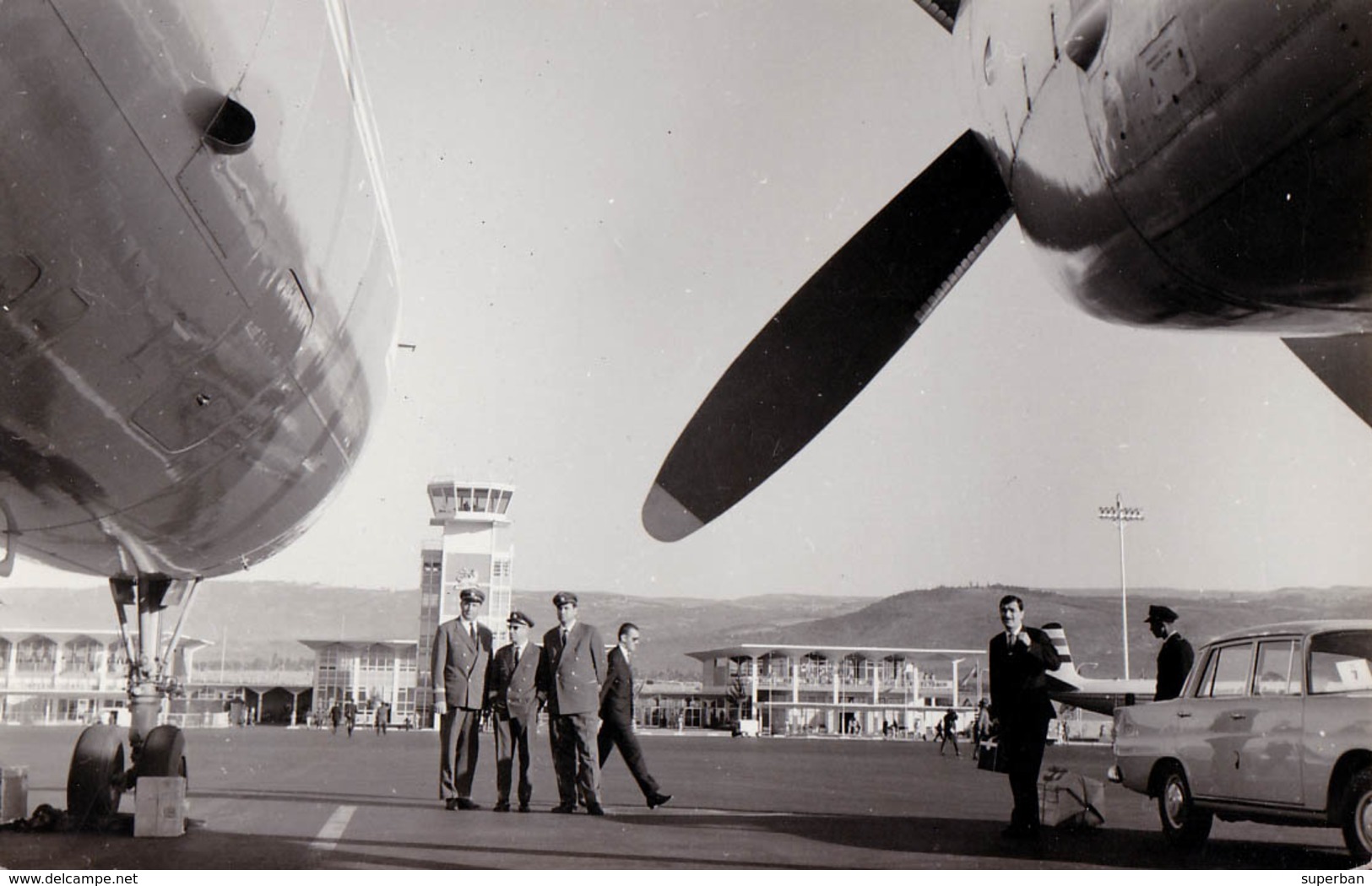 AVIATION CIVILE - AVION Sur AÉROPORT - À IDENTIFIER ! / AIRPORT - TO BE IDENTIFIED ! - REAL PHOTOGRAPH ~ 1960 (aa208) - 1946-....: Ere Moderne