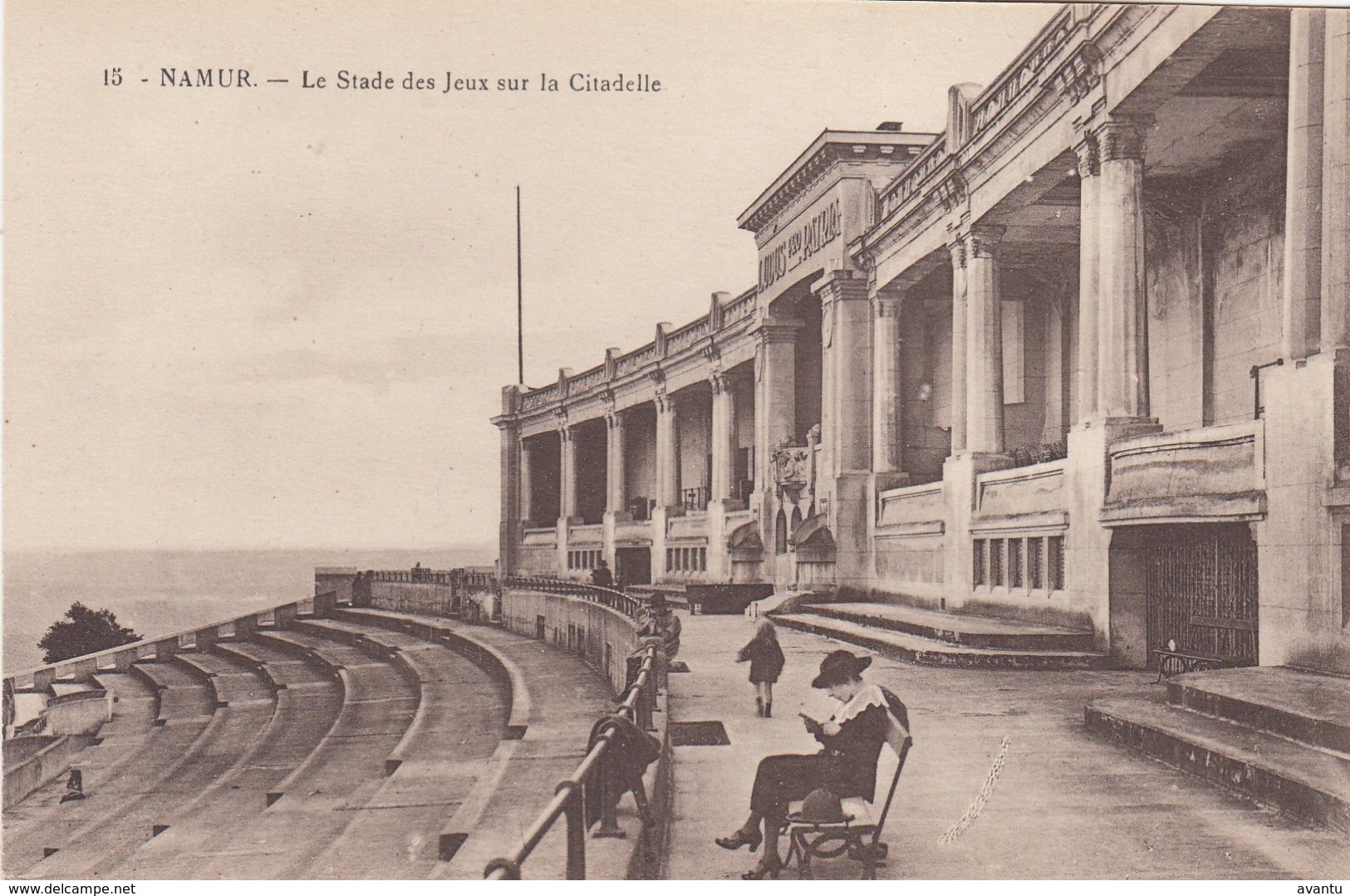 NAMUR / LE STADE DES JEUX  /  REPOS SUR UN BANC - Namen