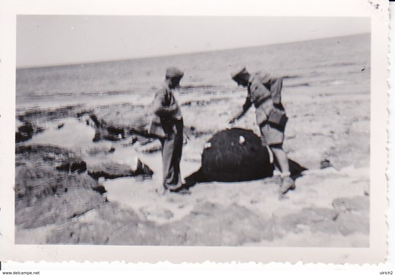 Foto Deutsche Soldaten Mit Seemine Am Strand - Martuba - Libyen - Afrika-Feldzug - 1942 - 8*5,5cm  (37647) - Krieg, Militär