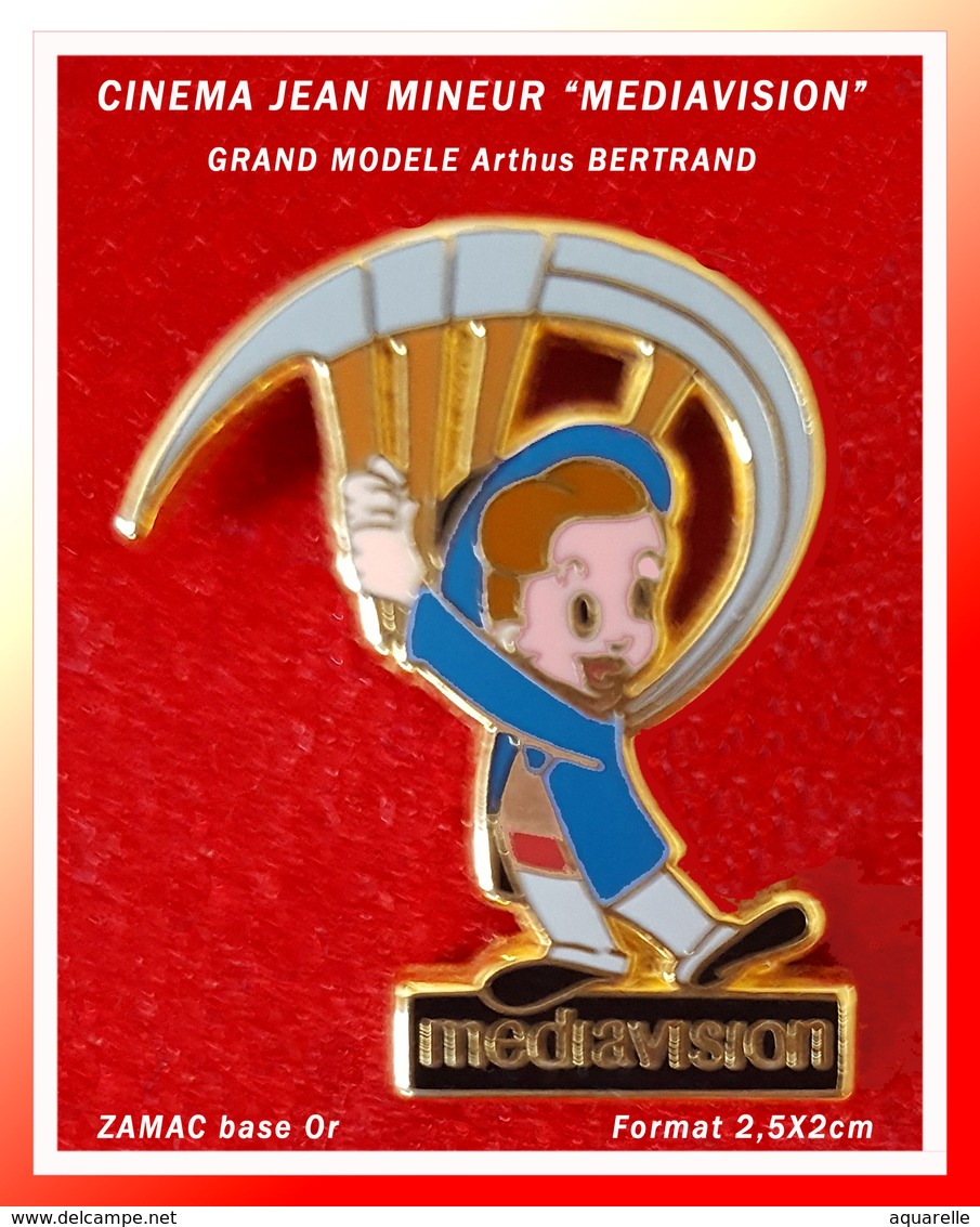 SUPER PIN'S CINEMA-Arthus BERTRAND : GRAND MODELE Du "Personnage à La Faucille"  MEDIAVISION En ZAMAC Base Or  2,5X1,5cm - Arthus Bertrand