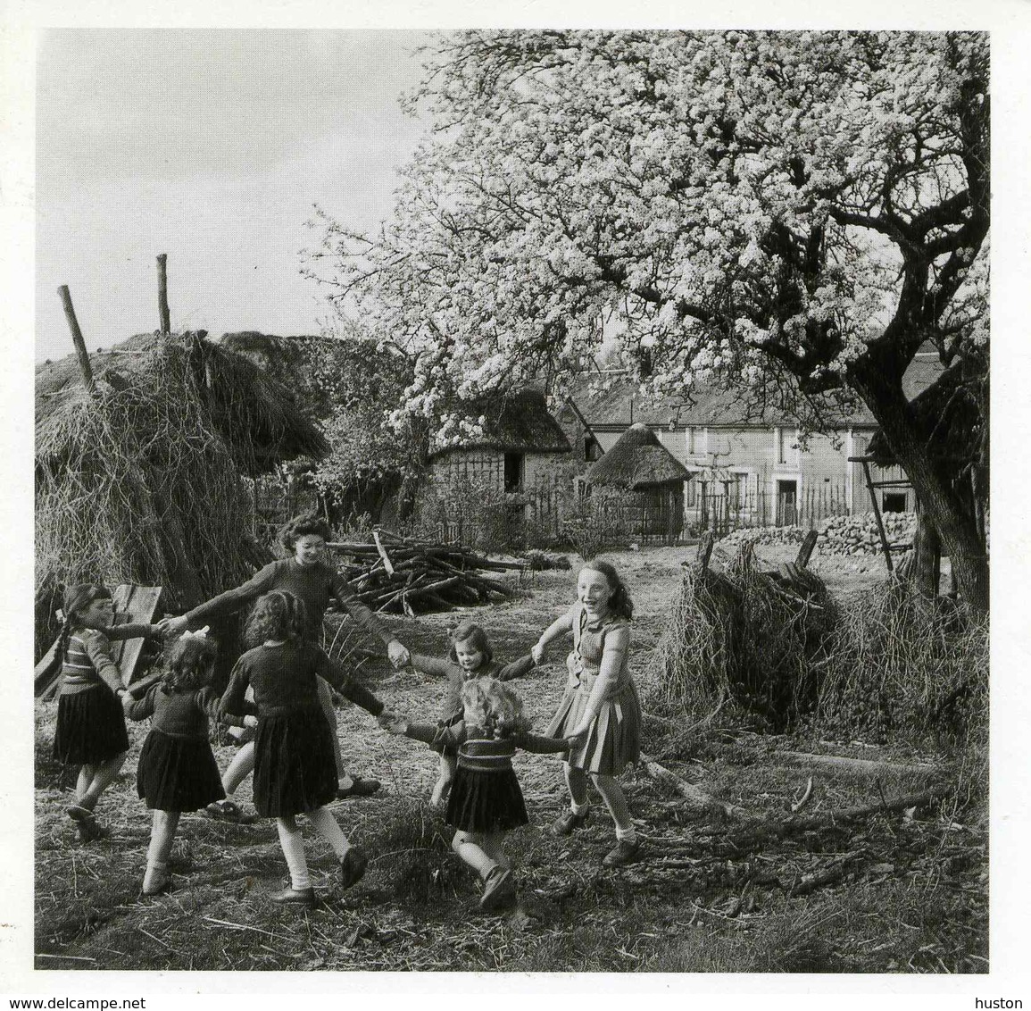 Robert DOISNEAU - 1944 - Les Jardins Du Champs De Mars, Enfants Faisant La Ronde - Doisneau