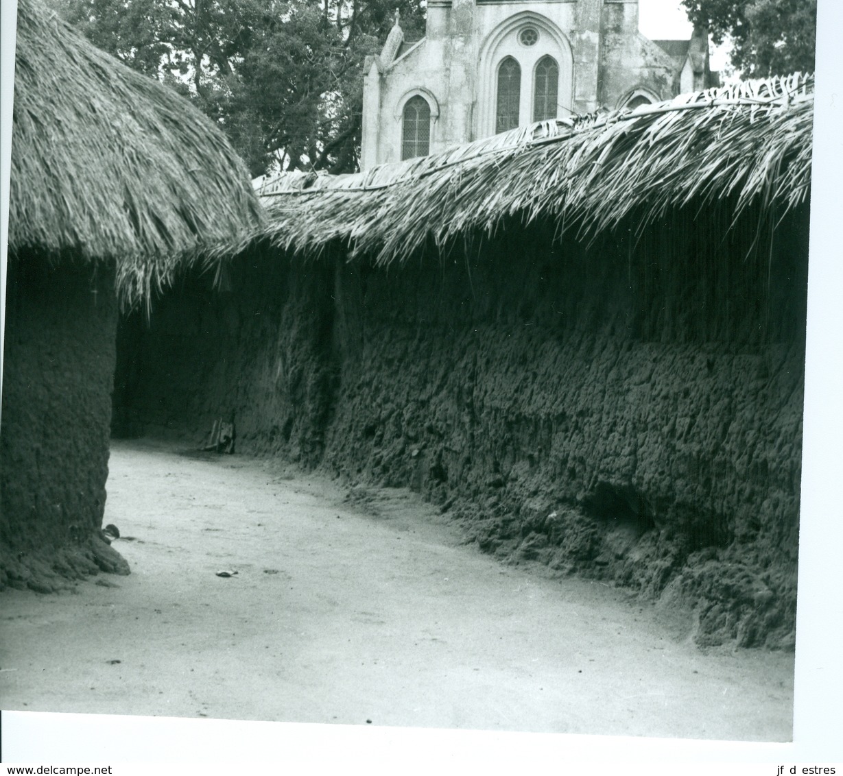 Photo Bénin. Ouidah Temple Des Pythons Au Pied De La Cathédrale 1980. Photo Du Père Gust Beeckmans. - Afrique