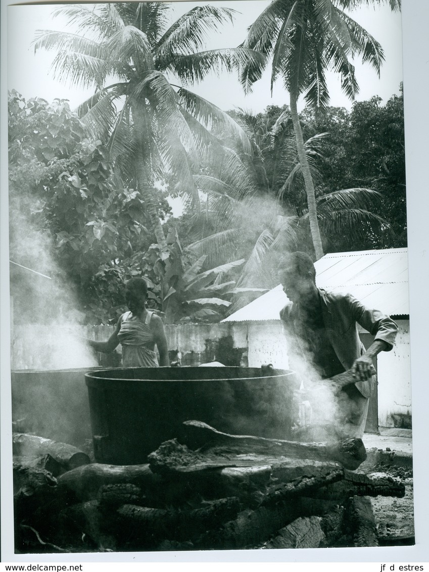 Photo Bénin. Région De Zagnanado Cuisson Des Noix Pour L'huile De Palme 1980. Photo Du Père Gust Beeckmans. - Afrique