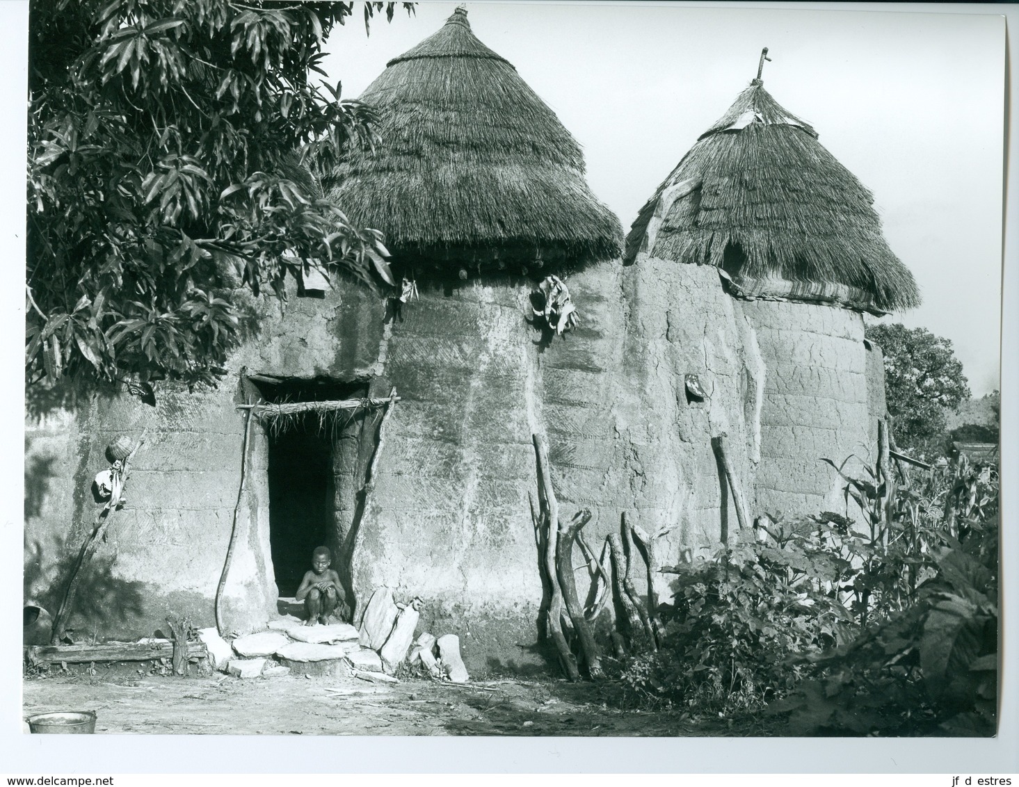 Photo Bénin. Entrée D'un Tata Somba Surmontée D'un Gris-gris Protecteur 1980. Photo Du Père Gust Beeckmans. - Autres & Non Classés