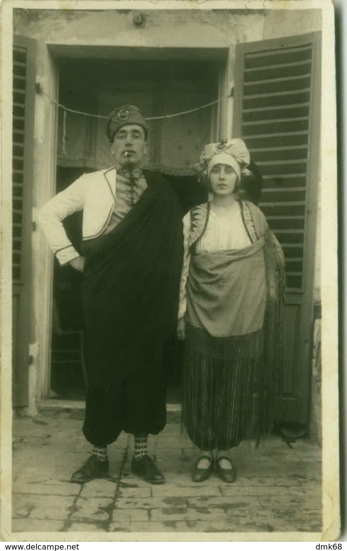ALBANIA - COUPLE IN TRADITIONAL COSTUME - RPPC POSTCARD 1920s (BG1332) - Albania