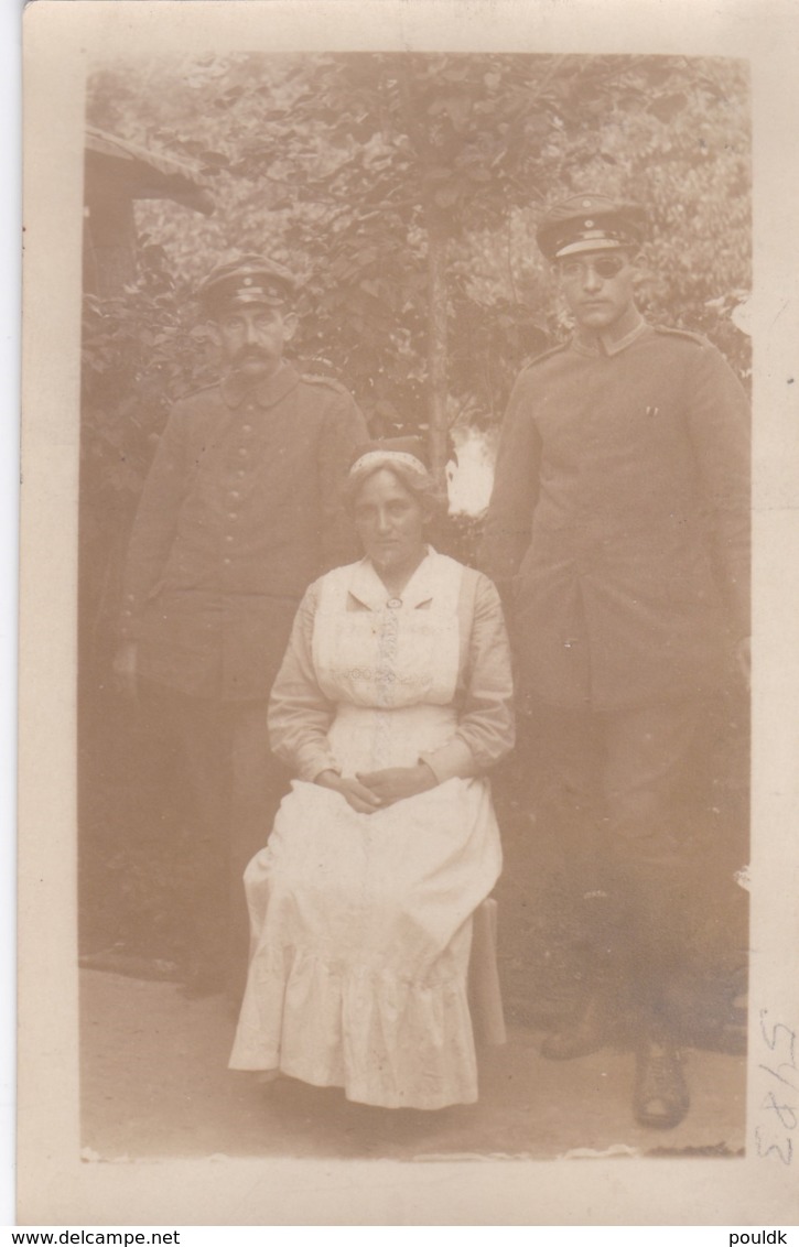 German Feldpost WW1: Postcard Red Cross Sister With Two Wounded Soldiers  From A NCO P/m  Neuenaur 29.8.1917 - Militaria