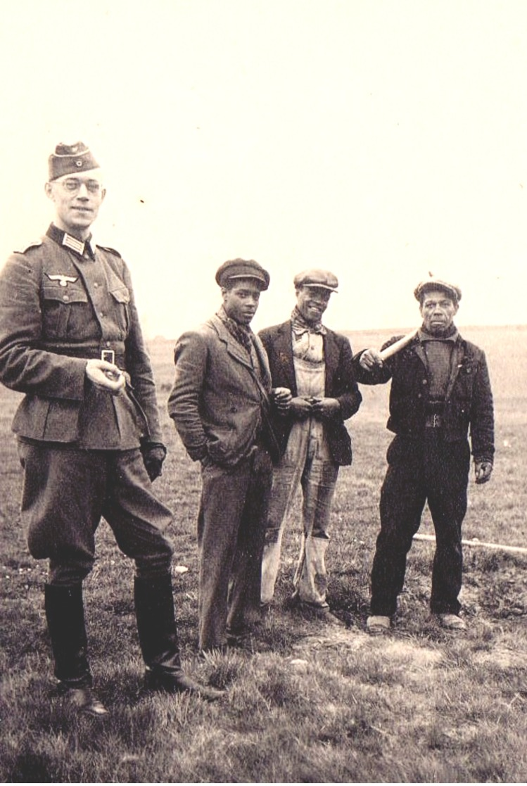 Photo  , WW2 , Prisonniers  , Coloniaux , Prisonnier , Colonial , Sénégalais , Le Havre , 1943 . - Places