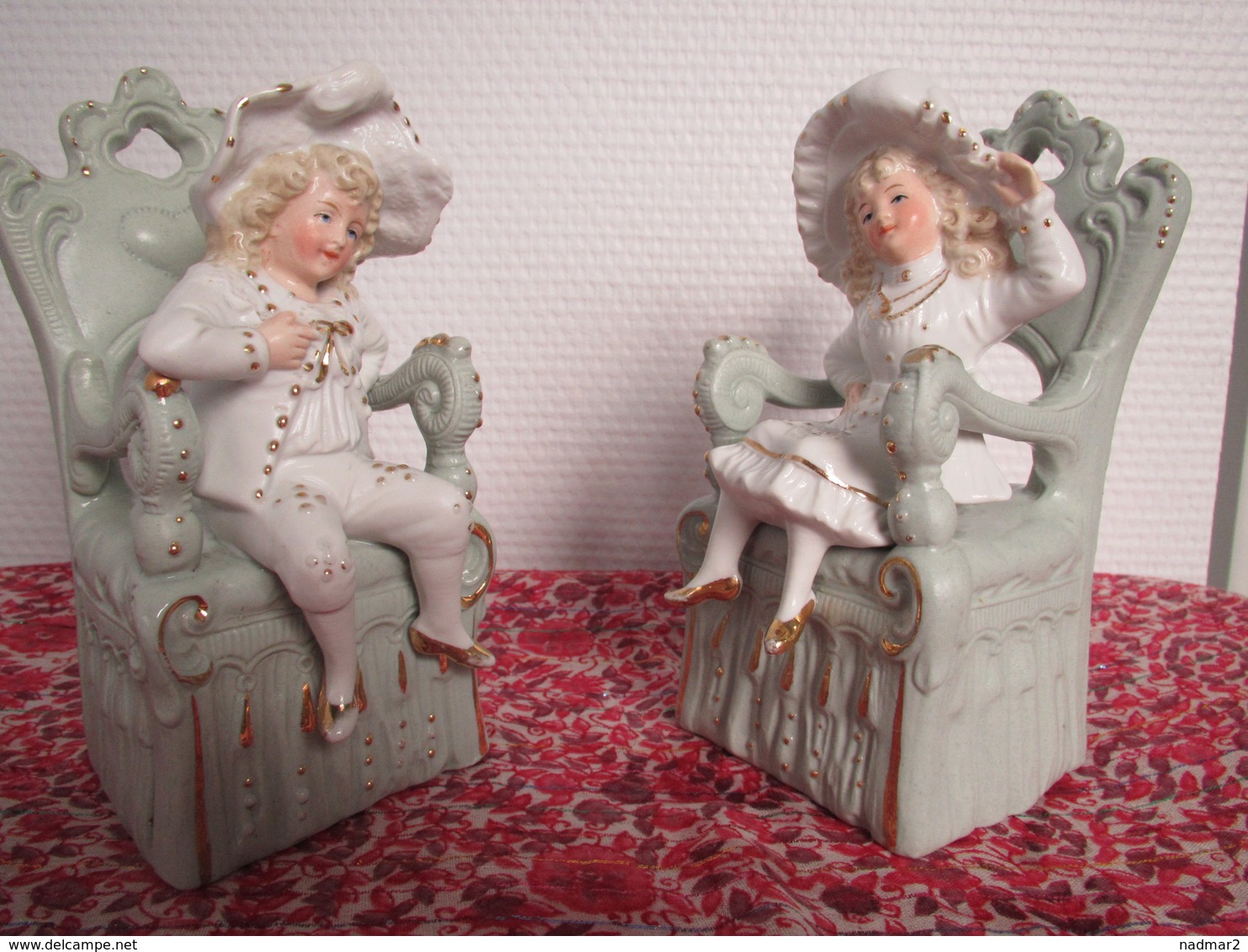Superbe Petit Couple De Marquis Deux Sujets Numérotés 4417 Porcelaine Avec Dorure époque 19ème Bibelot - Altri & Non Classificati