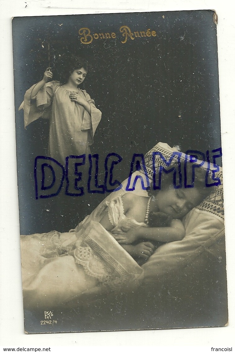 Bonne Année. Petite Fille Qui Dort Et Poupée, Ange Gardien Photo Montage 1913. Surréalisme - Anges