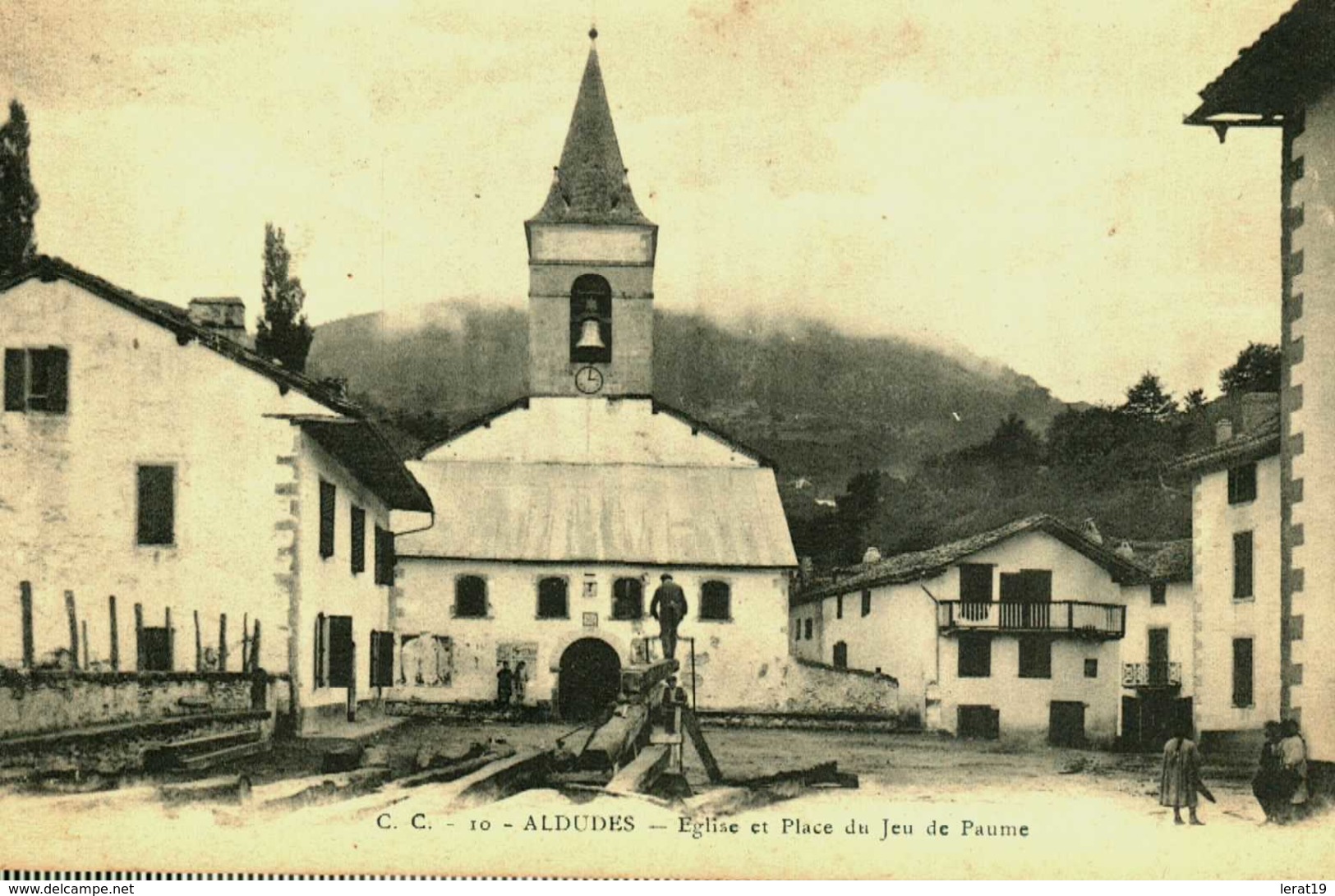 06.....ALPES MARITIMES...ALDUDE...PLACE DU JEUX DE PAUME...SCIEUR DE LONG. - Aldudes