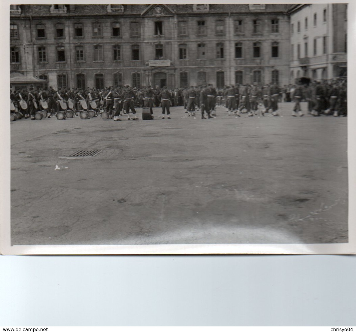 88Sv  Photo Besançon (25) Parade Militaire 1945 Devant Batiments Ministere Prisonniers Déportés (voir Détail) - Besancon