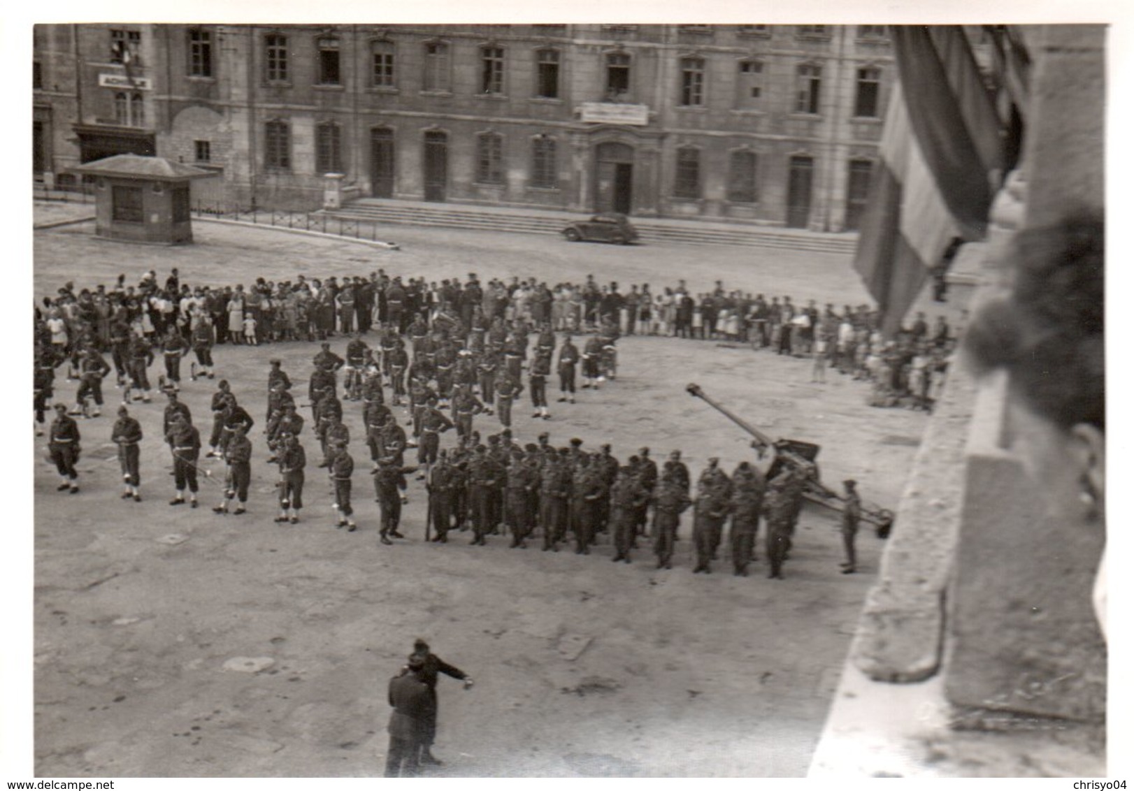 88Sv Photo Besançon (25) Parade Militaire Et Spectateurs 1945 Devant Batiments Ministere Prisonniers (voir Détail) - Besancon