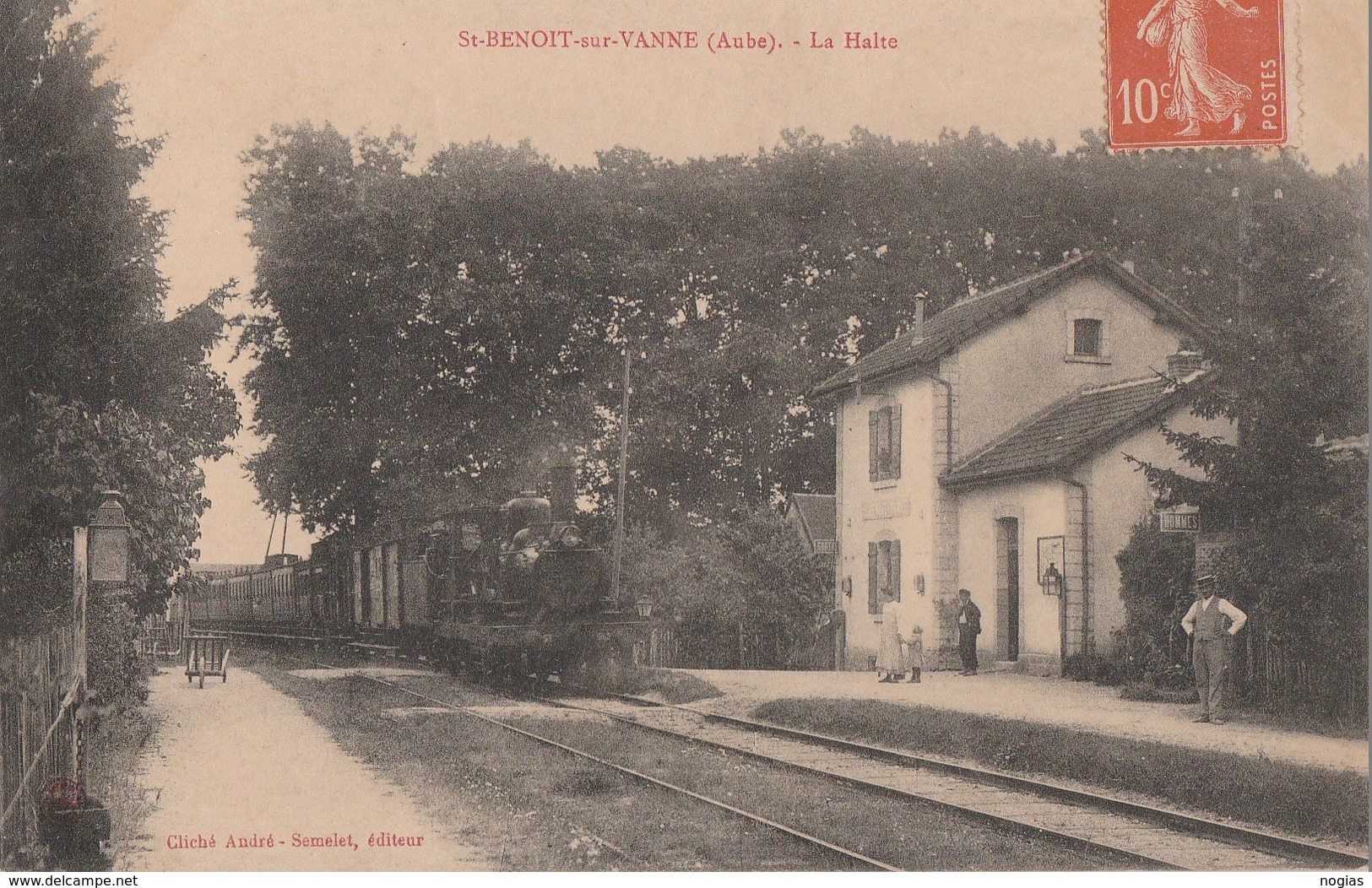 SAINT BENOIT SUR VANNE - LE TRAIN ARRIVE  A LA HALTE - BELLE CARTE - ANIMATION SUR LE QUAI - 2 SCANNS - TOP !!! - Gares - Avec Trains