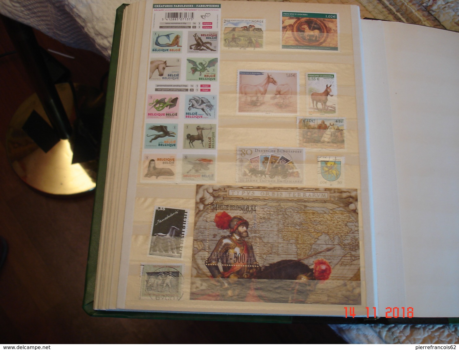 ALBUM CONTENANT COLLECTION DE TIMBRES ET BLOCS FEUILLETS SUR LES CHEVAUX DU MONDE