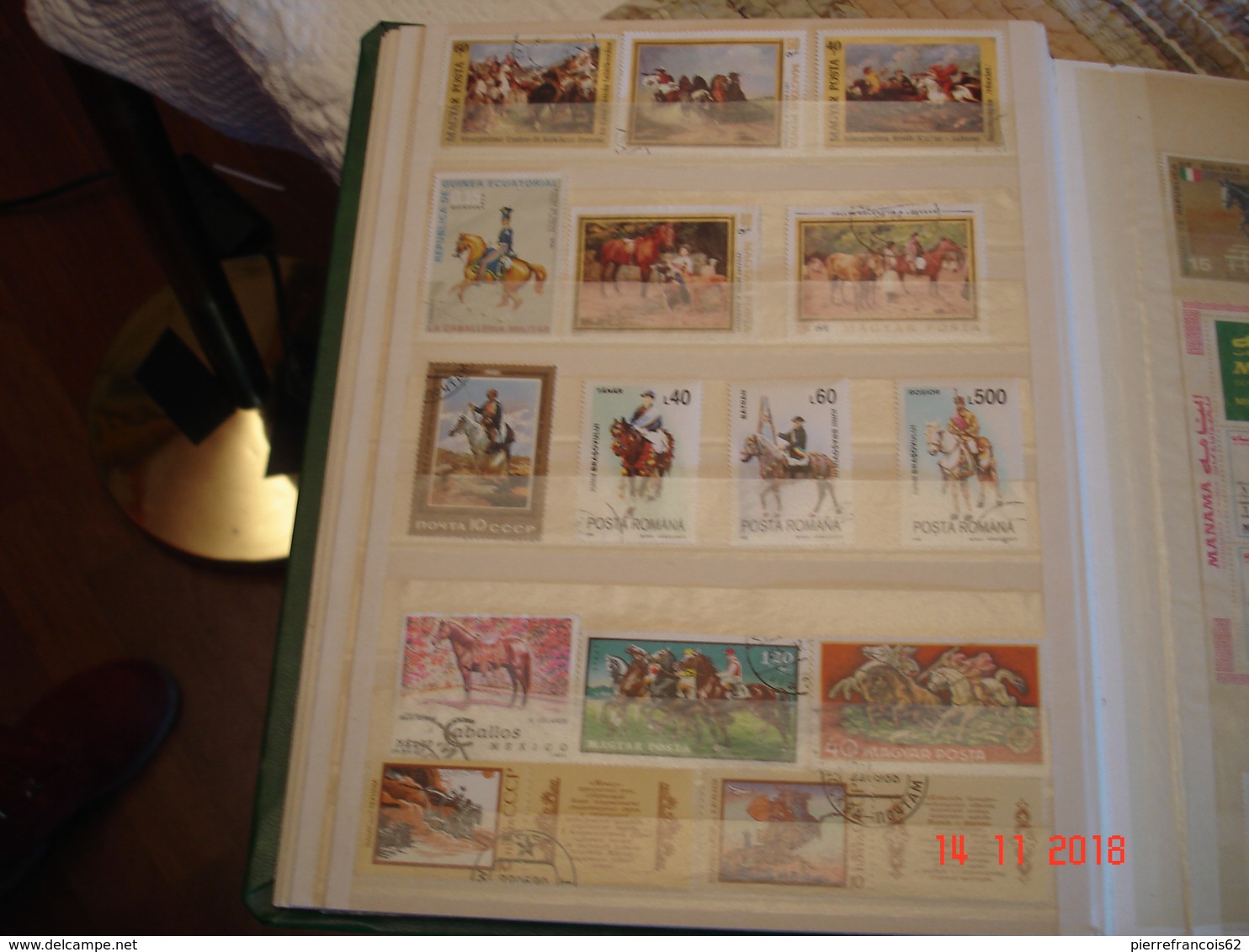 ALBUM CONTENANT COLLECTION DE TIMBRES ET BLOCS FEUILLETS SUR LES CHEVAUX DU MONDE