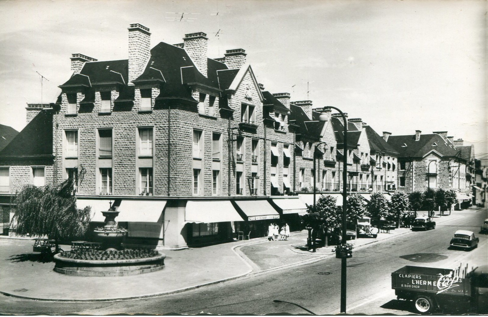 50 - SAINT-HILAIRE-du-HARCOUET - Rue De Paris - Saint Hilaire Du Harcouet