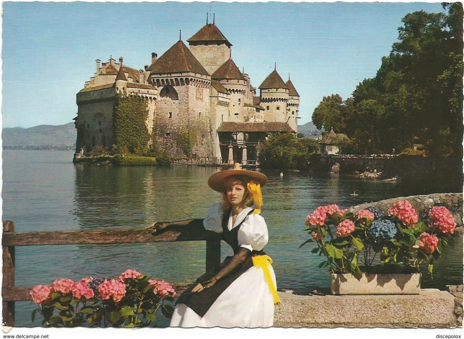 V2806 Ragazza Girl Femme Frau Chica Pin Up - Lac Leman - Chateau De Chillon / Non Viaggiata - Pin-Ups