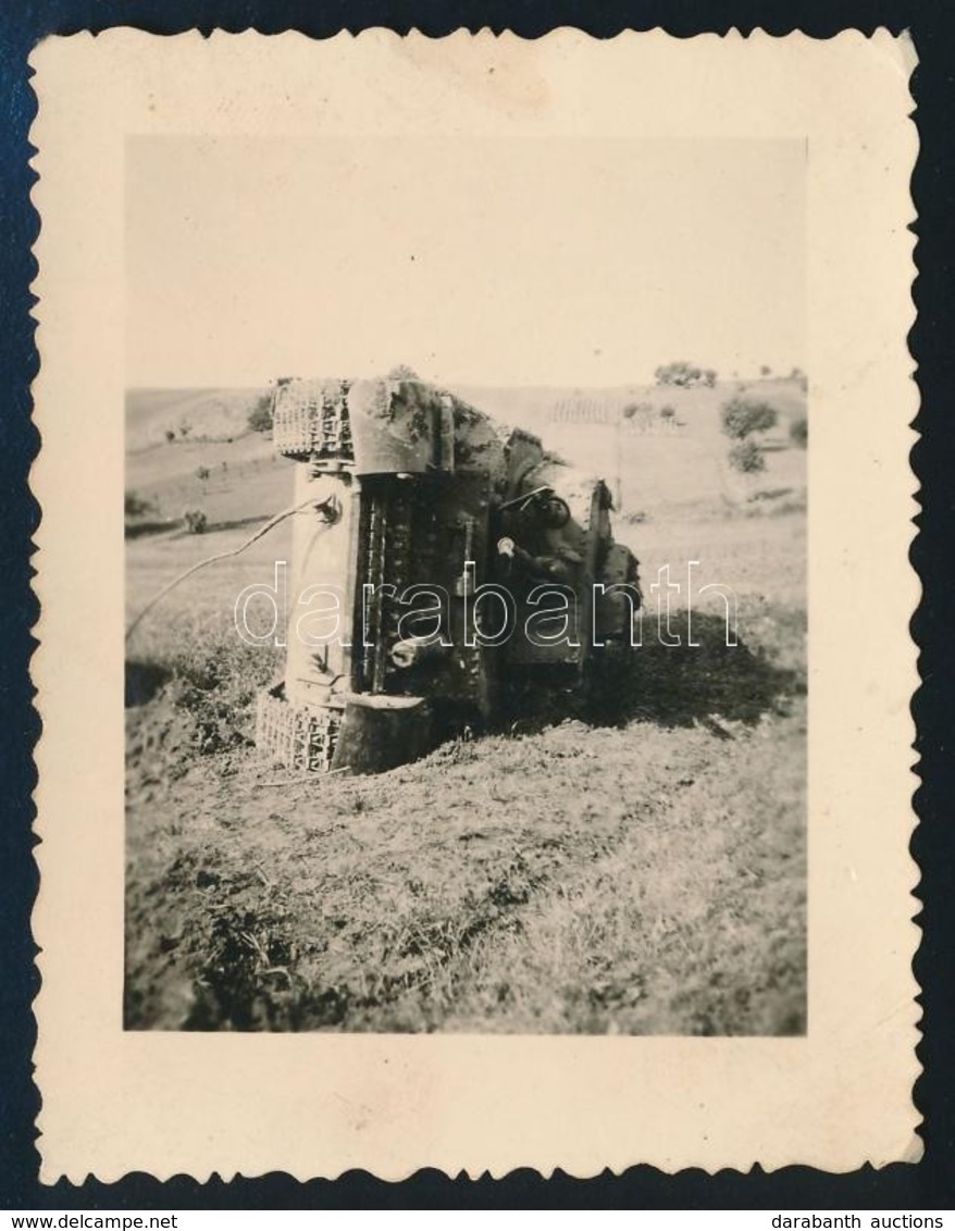 1941 40M Turán I. Magyar Harckocsi Oldalára Dőlve, Fotó, 7x5 Cm. - Unclassified