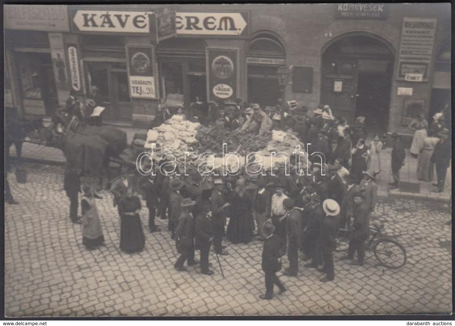 Cca 1910-20 A Mozgósítás Budapesten, A Katonaruhák Szállítása, Verzón Feliratozott Fotó, 11x16cm - Ohne Zuordnung