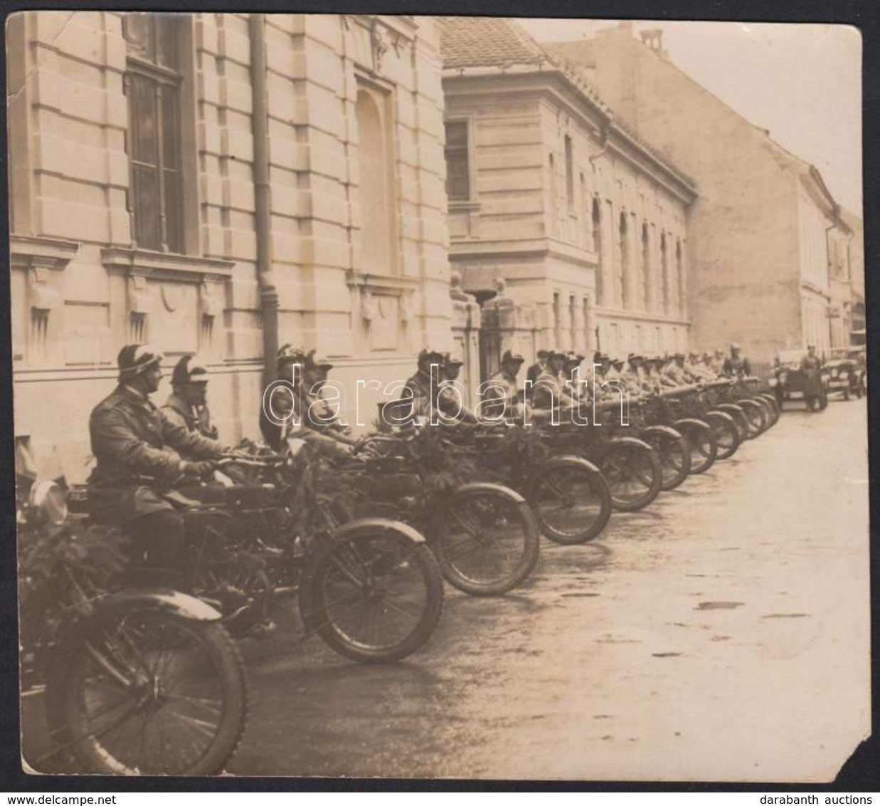 Cca 1940 Nagyszeben, Sibiu; Motoros Katonák Felsorakozása, Fotó, Kis Sarokhiánnyal, 14x15,5 Cm - Non Classés