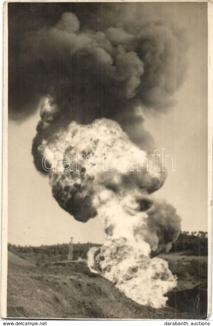 * T3 Medgyes, Mediasch; Olajmező Robbanás / Oil Field Explosion. Franz Sollich Photo (EM) - Unclassified