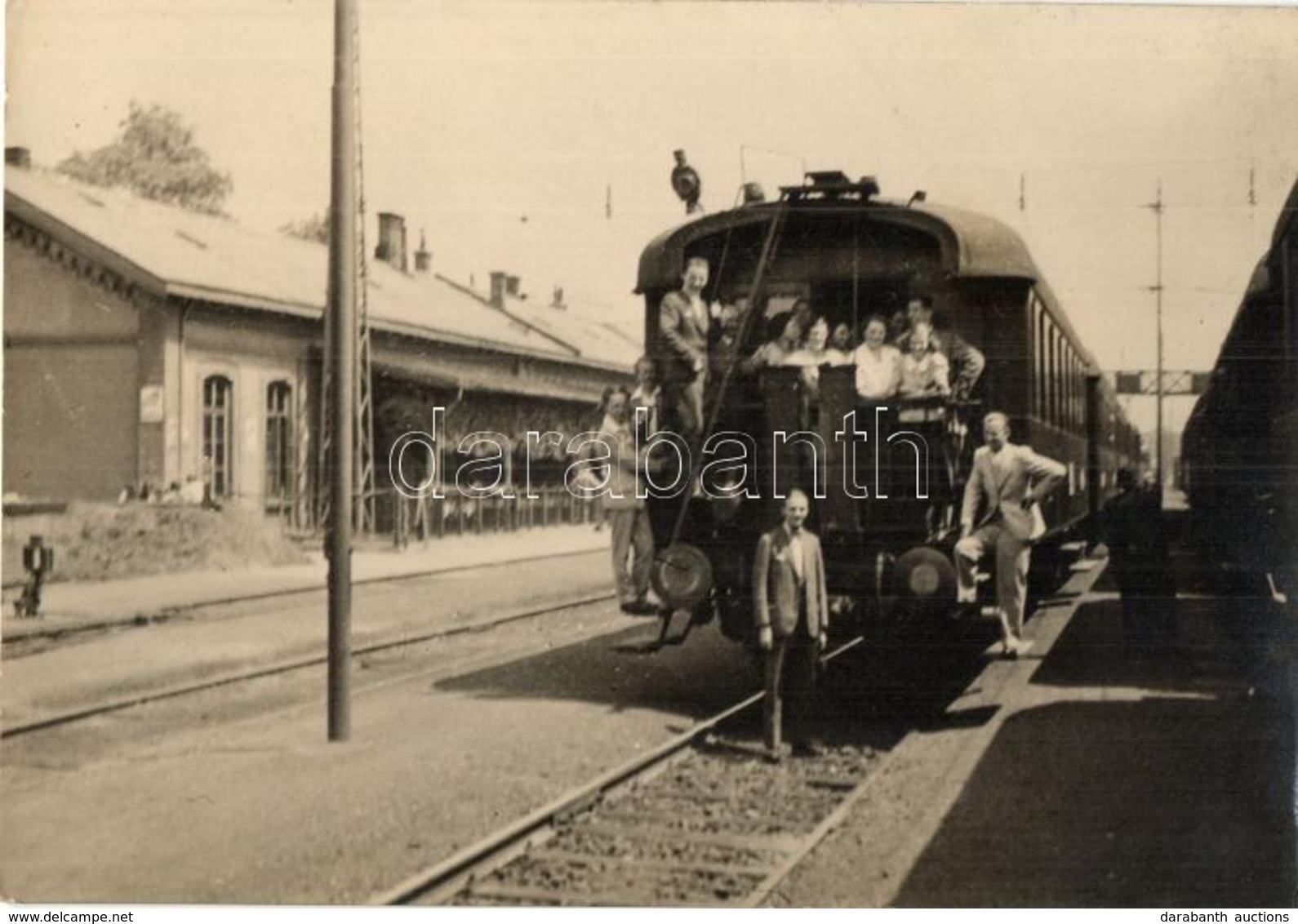 * T2 1934 Komárom, Komárnó; Vasútállomás, Csoportkép A Vonat Hátulján / Railway Station, Group Photo - Unclassified