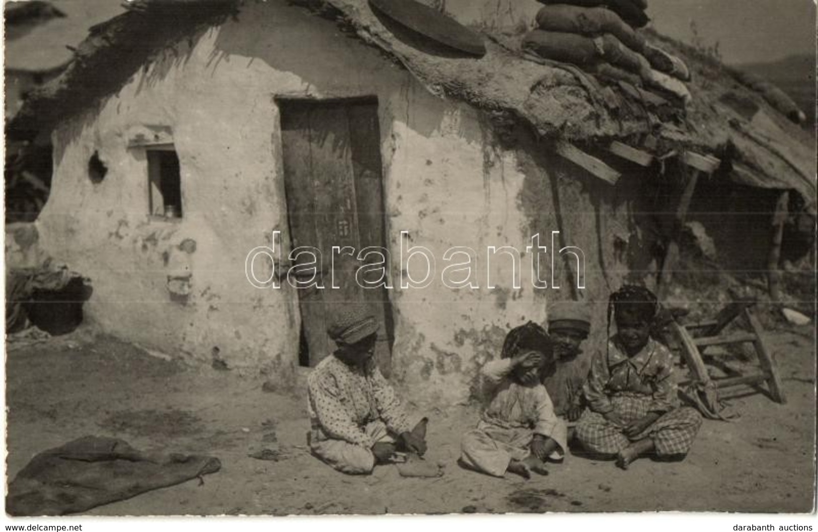 ** T2 Cigányputri / Zigeuner Hütte / Gypsy Folklore, Children, Hut, Hovel. Photo - Ohne Zuordnung