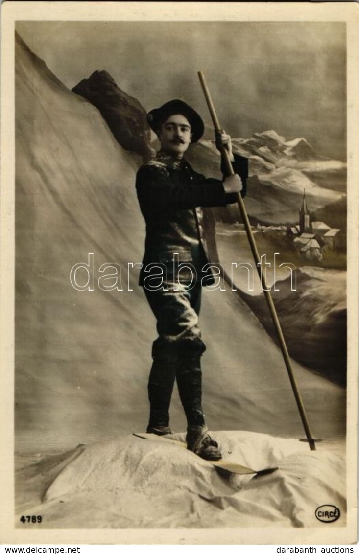 T2/T3 Man Dressed As An Alpine Hunter / Chasseurs Alpins - French Soldier - In A Photo Studio, Photo (EK) - Unclassified