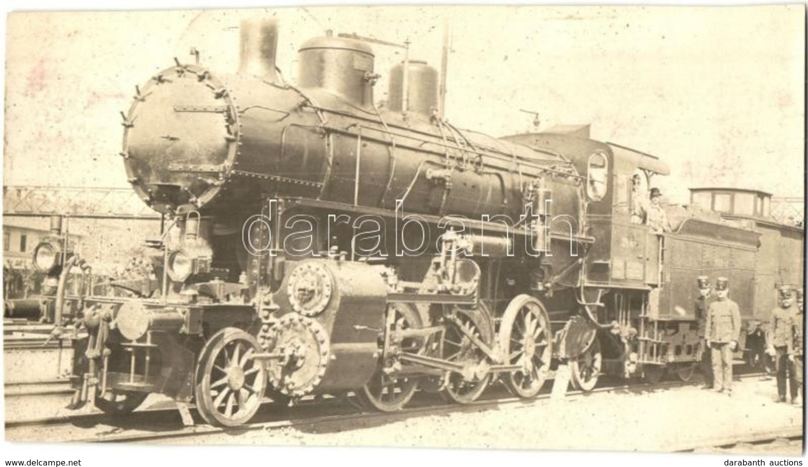 1912 MÁV (Magyar Államvasutak) 324 Sorozat III. Osztályú Mozdonya és Vasutasok Egy Vasútállomáson / Hungarian State Rail - Ohne Zuordnung