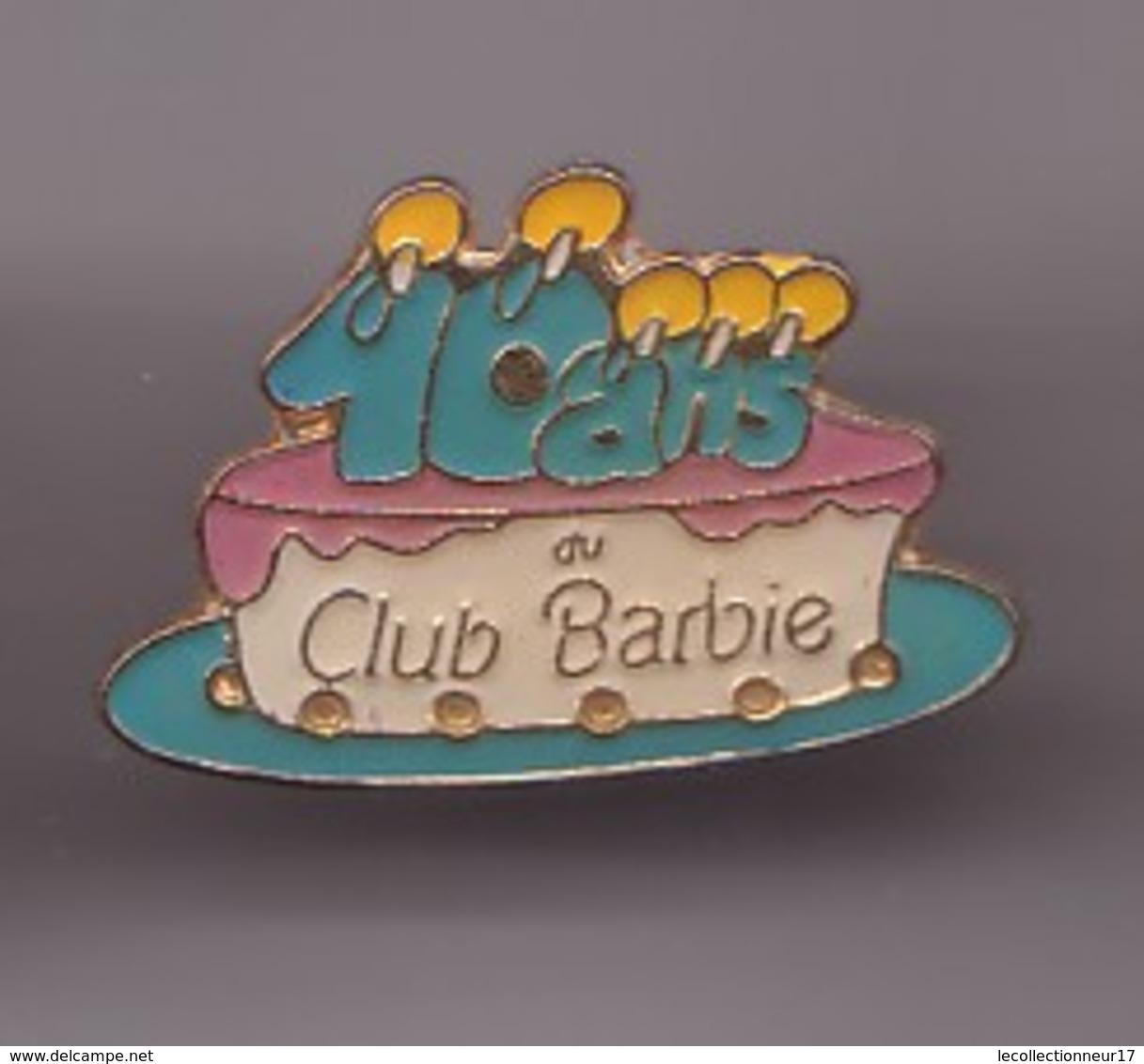 Pin's 10 Ans Du Club Barbie  Gateau D'anniversaire Réf 897 - Other & Unclassified