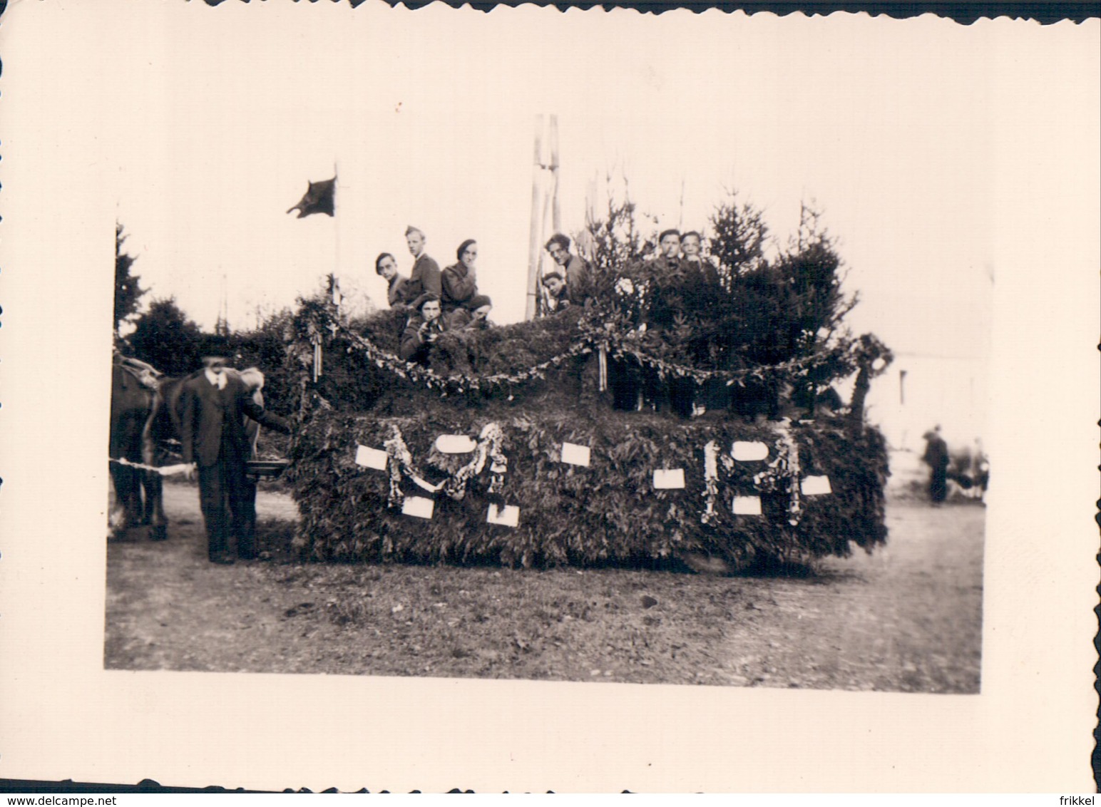 Foto Photo (7 X 10 Cm) Roger Laloy Fauvillers Procession Cortège Fête Fin De La Guerre ? Einde Oorlog Stoet - Fauvillers