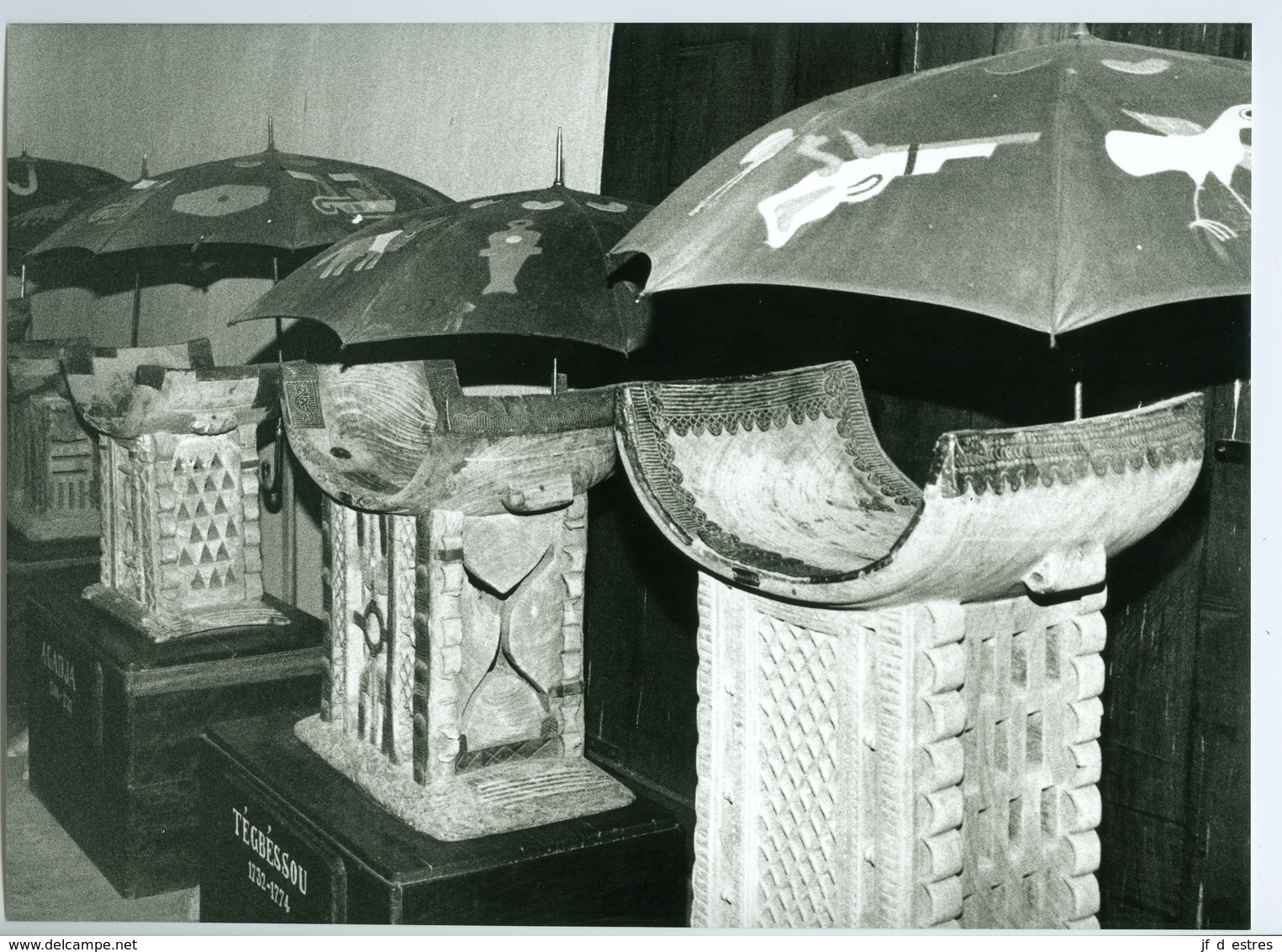 Photo Bénin. Musée D'Abomey. Salle Des Trônes En Bois De Fromager. Sculpture 1993. - Afrique