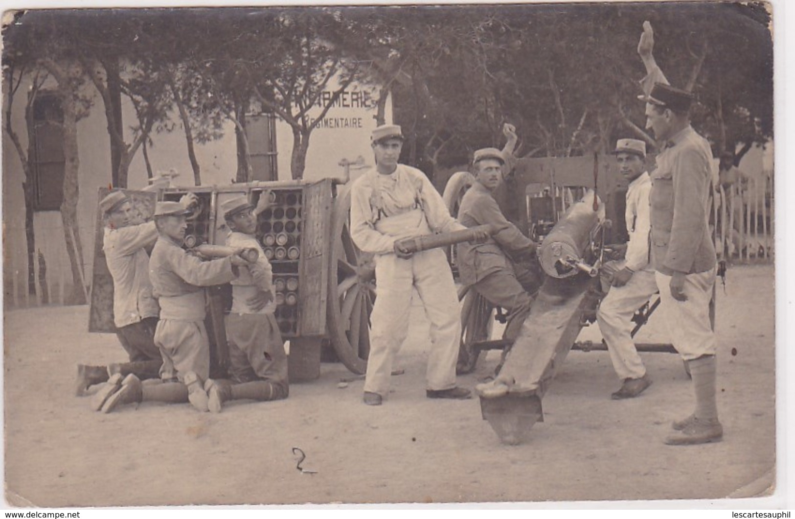 Superbe Carte Photo Infirmerie Regimentaire Poilu Soldat Mise En Scène Artillerie Canon Non Identifiee Ww1 - Guerre, Militaire