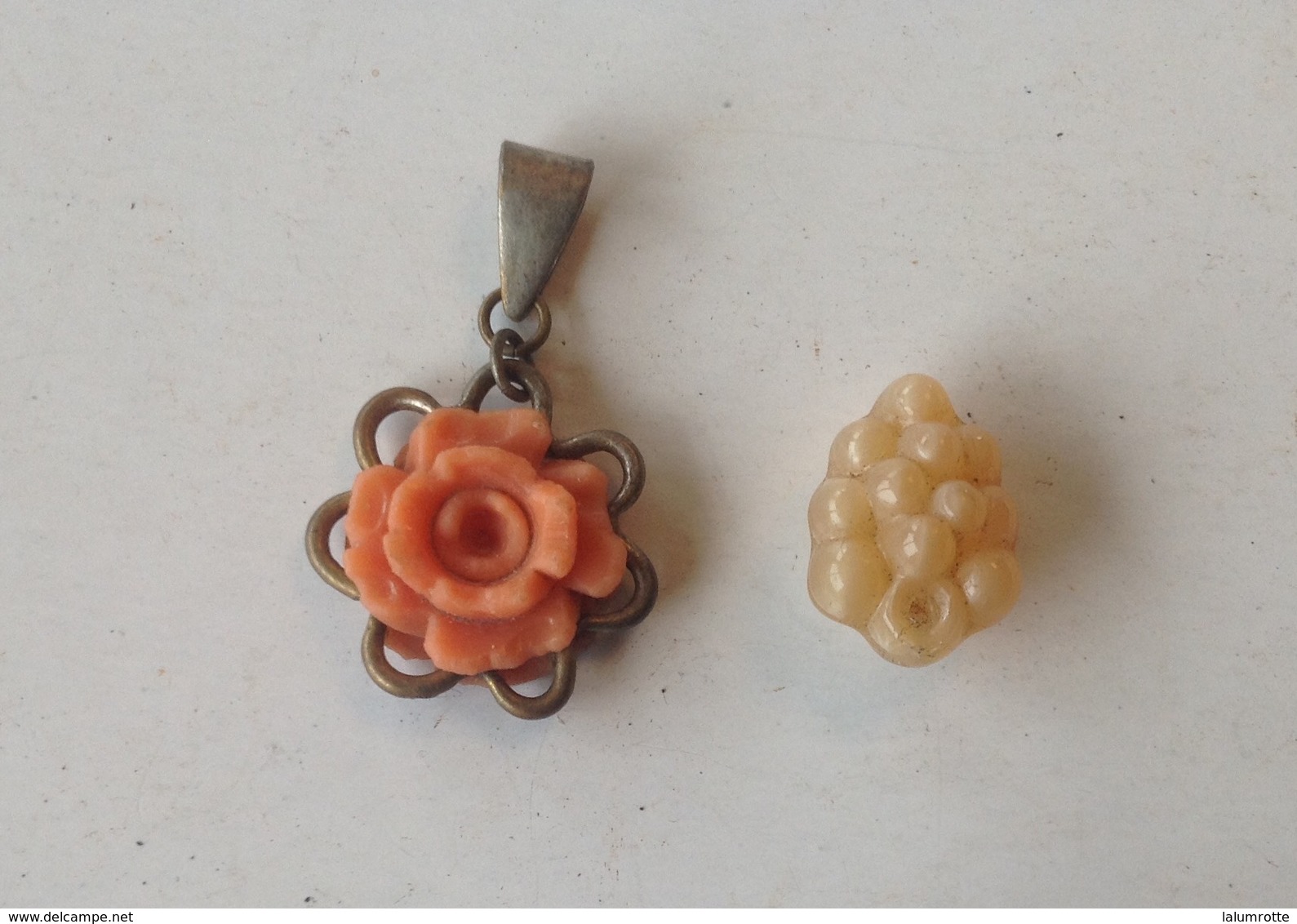 Bijoux. 22. Deux Anciens Pendentifs, Une Rose Et Une Grappe De Raisins - Pendants