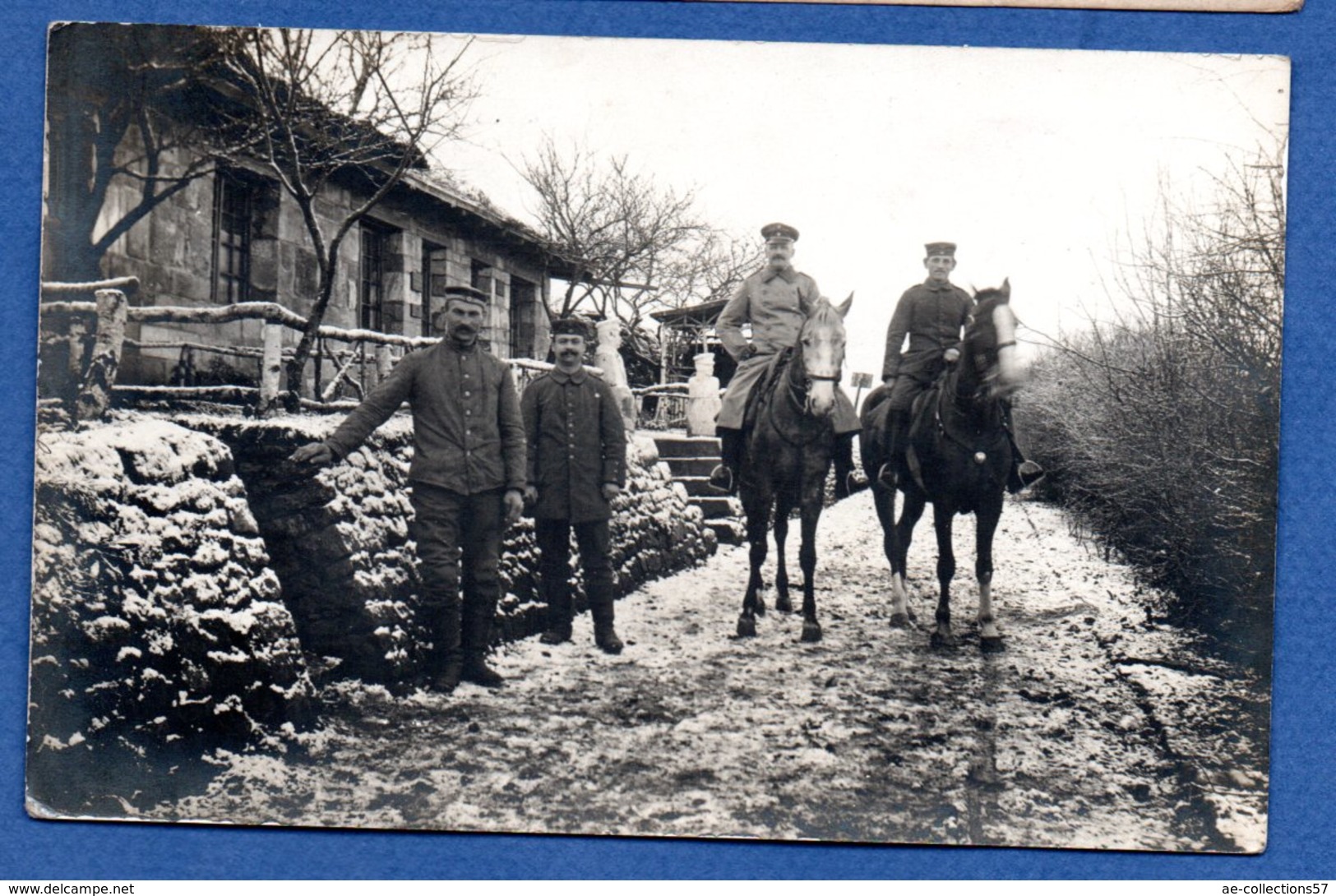 Carte Photo -  Soldats Allemands Devant Un Abris à L Arrière Du Front - Guerre 1914-18