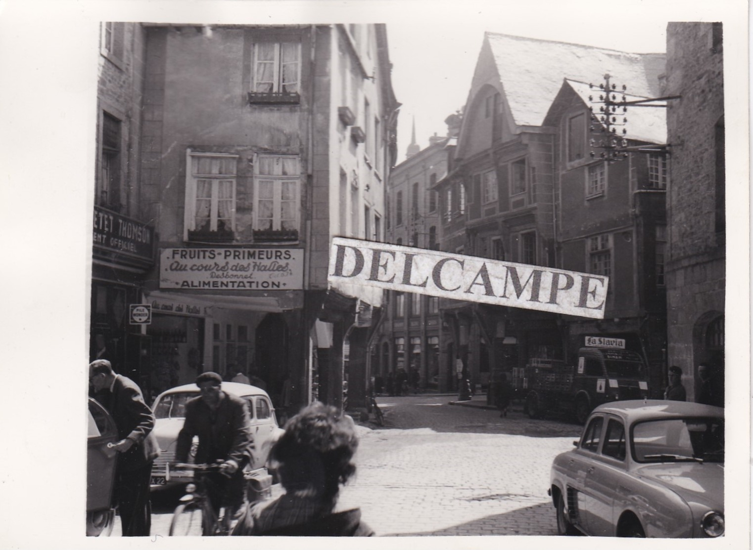 DINAN  1950/60 - Photo Originale Du Centre, Le Magasin '' Au Cours Des Halles '' Desbonnet ( Côtes D'Armor ) - Lieux