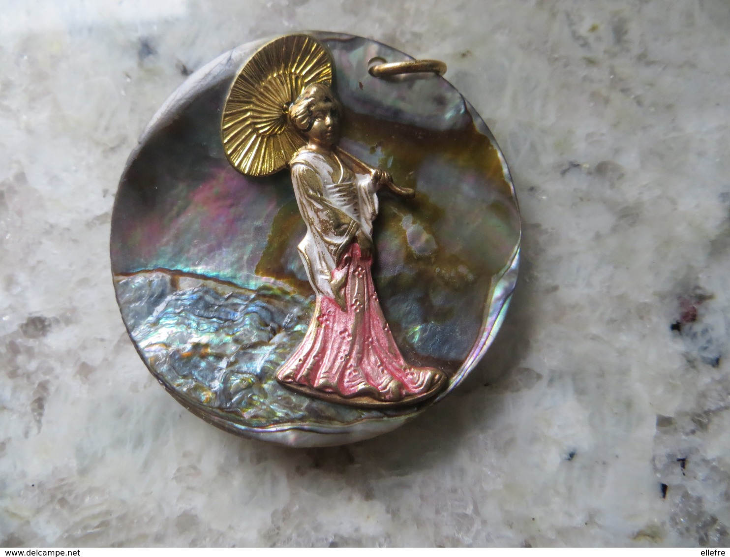 Pendentif En Nacre Avec Geisha Et Son Ombrelle Sculptée En Sur Impression  Travai Très Fin époque Année 20 /ou Plus Rece - Pendants