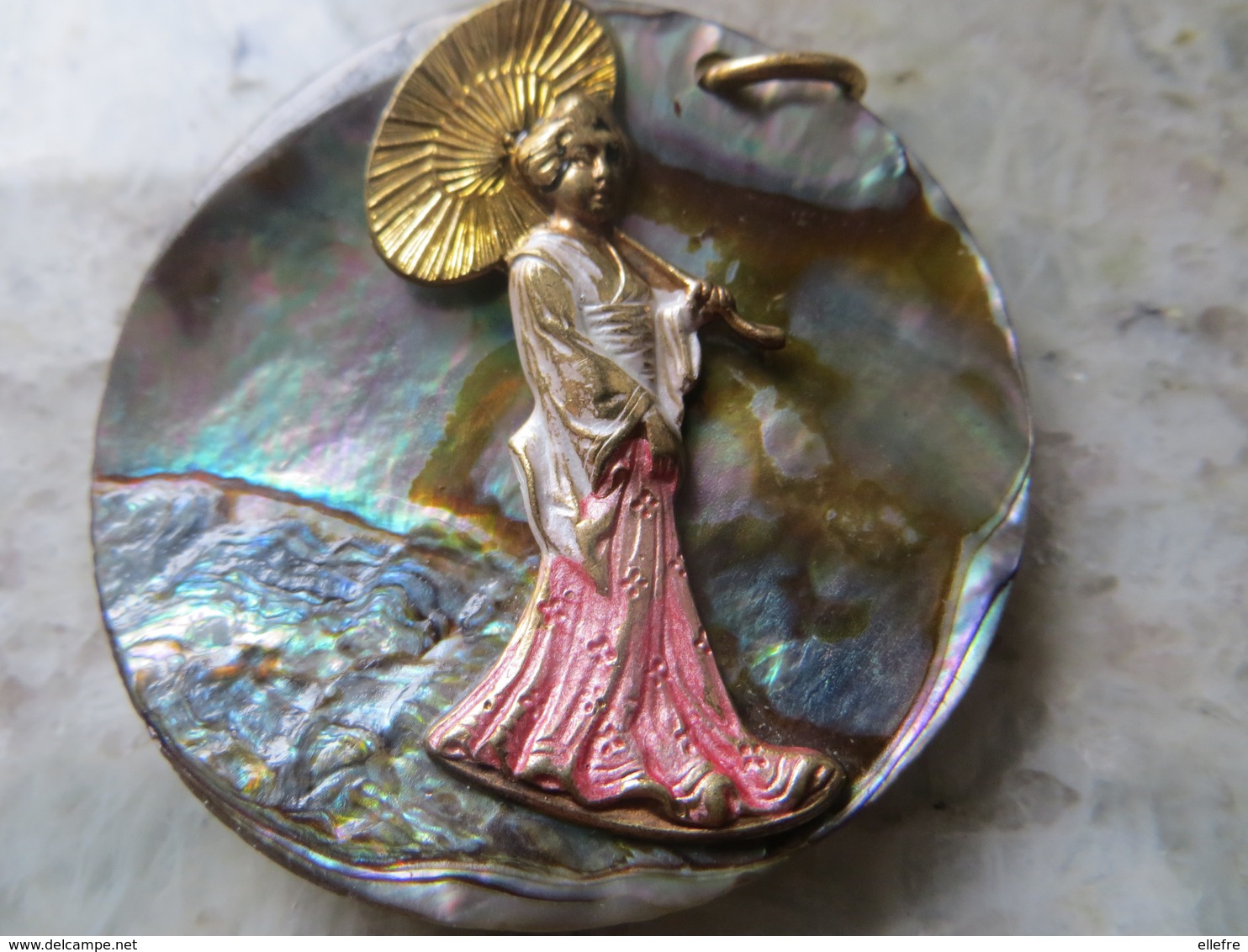 Pendentif En Nacre Avec Geisha Et Son Ombrelle Sculptée En Sur Impression  Travai Très Fin époque Année 20 /ou Plus Rece - Anhänger