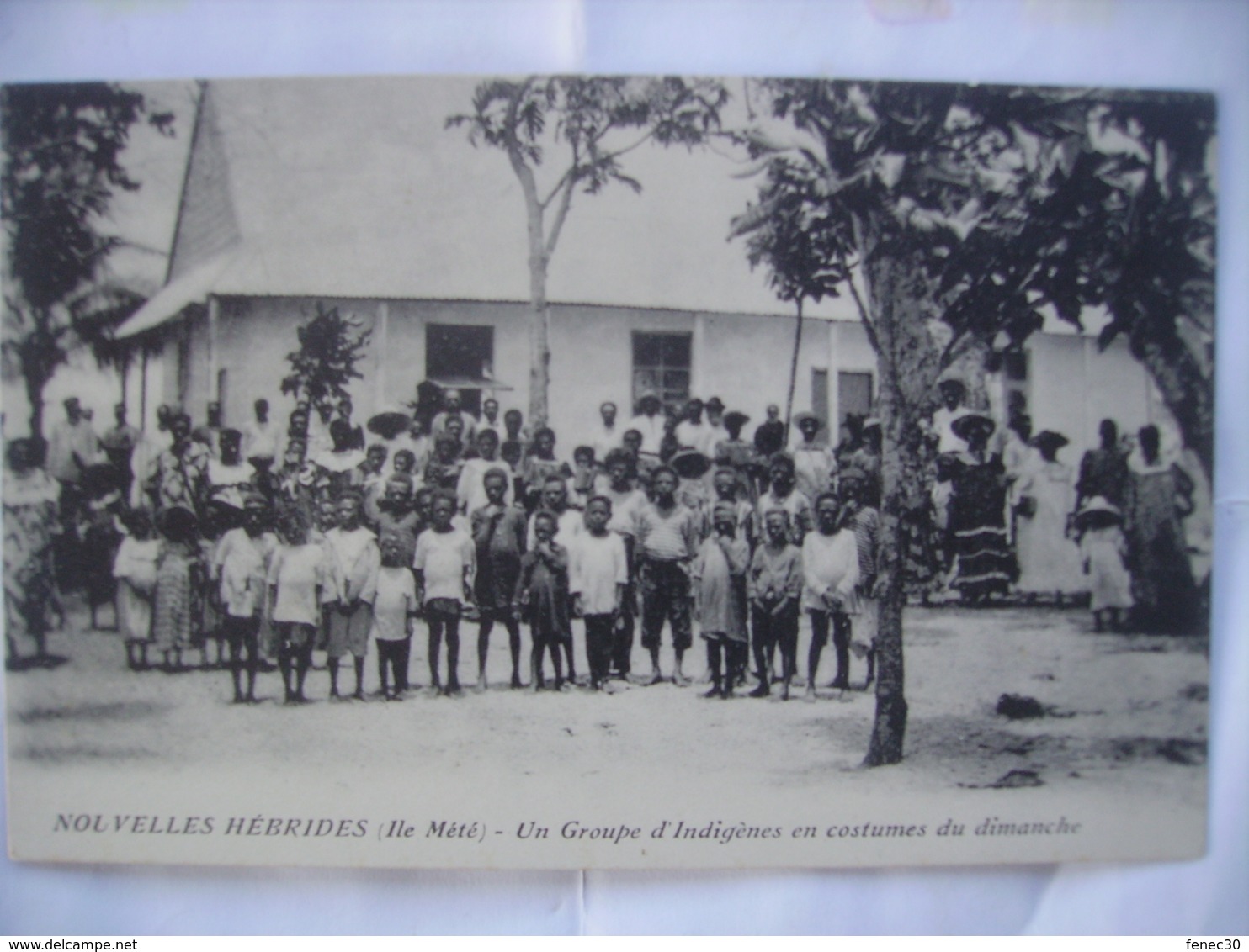 Nouvelles  Hébrides  Ile Mété Un Groupe D'Indigènes En Costumes Du Dimanche Tres Animée - Vanuatu