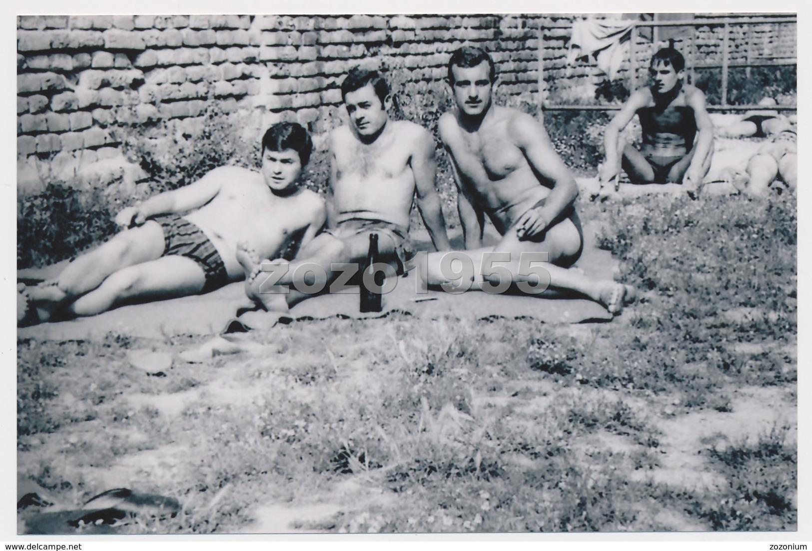 REPRINT -  Naked Trunks Mucular Guys Men Sit On  Beach  Hommes Nus  Sur La Plage, Macs, Photo Reproduction - Other & Unclassified